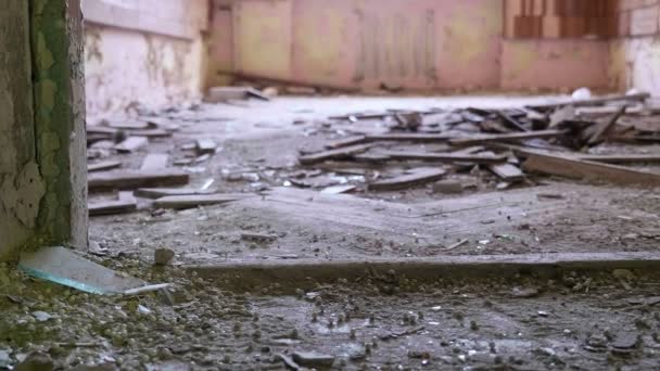 放棄された病院の床。ゆっくりと滑らかなドーリー ショット — ストック動画