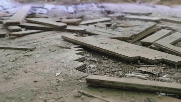 放棄された病院で床に壊れた寄木細工の床。ゆっくりと滑らかなドーリー ショット — ストック動画