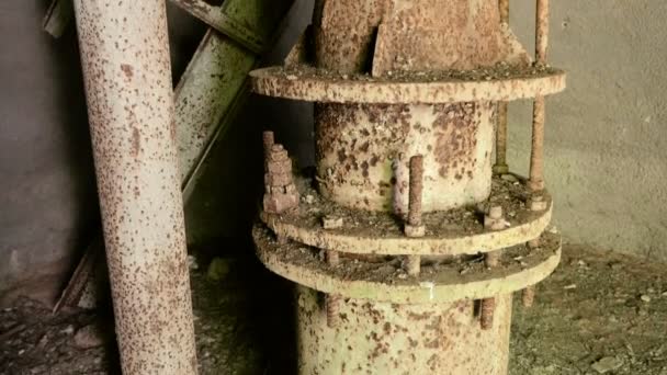 Труба водонапорной башни на заброшенном заводе — стоковое видео