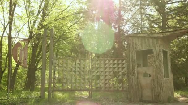 Entrée au camp pour enfants abandonnés. Lisse et lent coup de came stable — Video