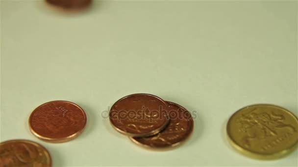 Монеты падают на стол — стоковое видео