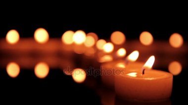 Mumlar ve Rüzgar arka planda