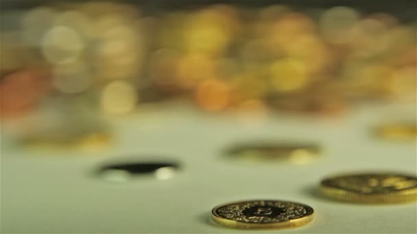 Des pièces sur la table. Fermer, suivre le plan de mise au point 