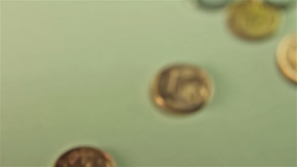 テーブルの上のコイン。すぐに、スライダー ショット — ストック動画