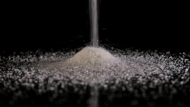 Дождь из сахара на зеркальный стол — стоковое видео