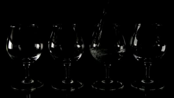 Llenar la copa de vino sobre la mesa — Vídeo de stock