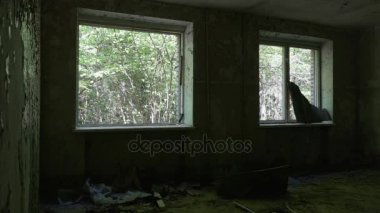 Terk edilmiş evde pencereler. Yumuşak ve yavaş dolly vurdu