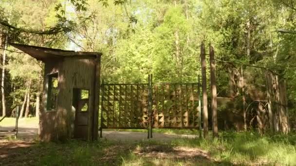 Tore zu den verlassenen Zelten der Kinder. glatte und langsame stetige Nockenaufnahme — Stockvideo