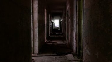 Terk edilmiş evde koridorda. Düzgün ve sürekli cam atış yavaş