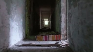 Terk edilmiş evde koridorda koşma. Düzgün ve sürekli cam atış yavaş