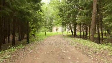 Ormanın içinde çocuklar kampı için engel. Düzgün ve sürekli cam atış yavaş