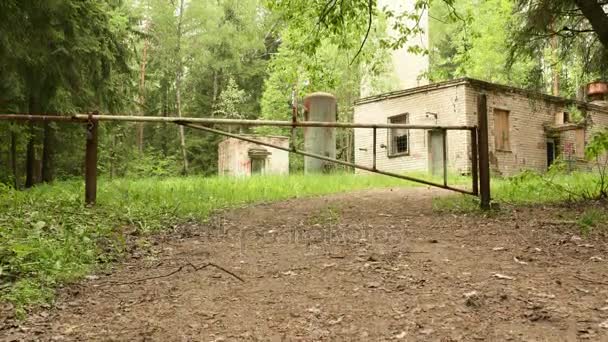 Barriere zum Kinderzeltlager im Wald. reibungslose und langsame Krannockenaufnahme — Stockvideo