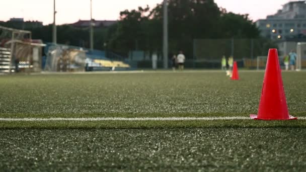 Amerikan futbolu için koni işaretleri. Düzgün ve yavaşça kaymak vurdu — Stok video