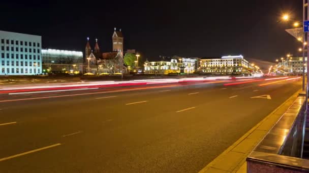 Nacht verkeer op onafhankelijkheid vierkante. Time-lapse geschoten in beweging — Stockvideo