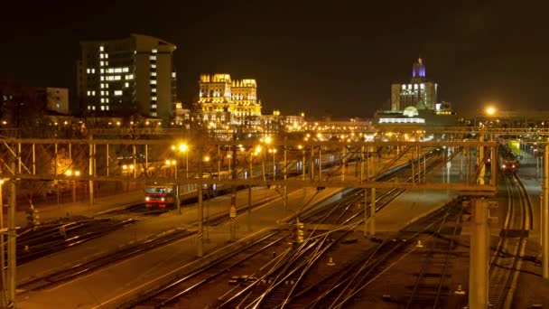 Stazione ferroviaria di Minsk di notte. Dolly, time lapse girato in movimento — Video Stock