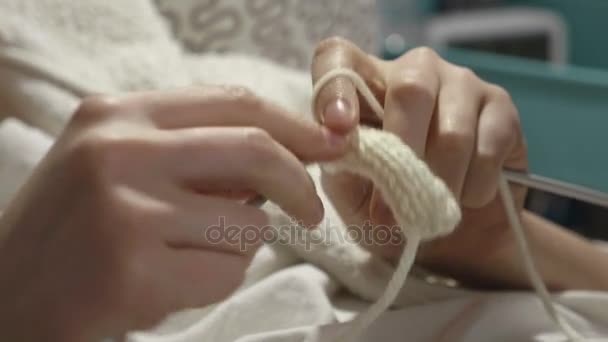 Young woman knits a scarf — Stock Video