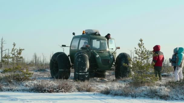 Дослідники в національному резерві. Чистий і морозний день. Плавний ляльковий постріл — стокове відео