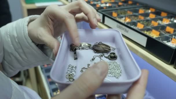 Ung flicka titt på tillbehör för smycken — Stockvideo