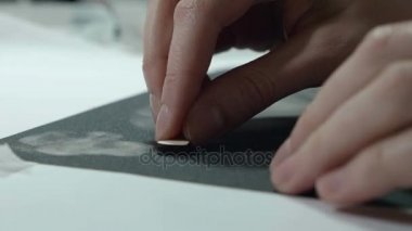 Bir sanatçı zımpara üzerinde ahşap el sanatları biler