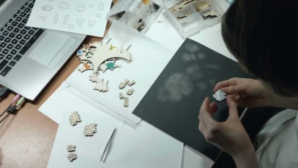 Un artiste broie l'artisanat en bois sur du papier de verre — Video