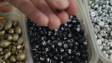 Alfabetik aksesuarları takı için bakmak genç kız