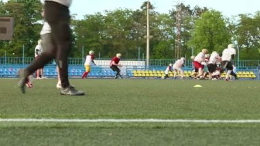 Minsk, Beyaz Rusya - 26 Mayıs 2016: Amerikan futbolu. Eğitim, çalıştıran, oynuyor. Düzgün ve yavaşça kaymak vurdu
