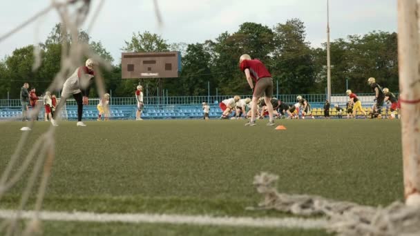 MINSK, BELARUS - 26 MAGGIO 2016: Porte di calcio e calcio americano. Liscio e lento colpo cursore — Video Stock