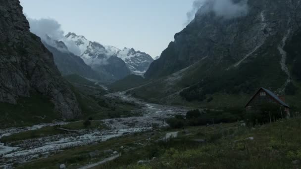 Molnen rörelser nära alpscamp Bezengi - Elbrus område, Ryssland. Time-lapse — Stockvideo