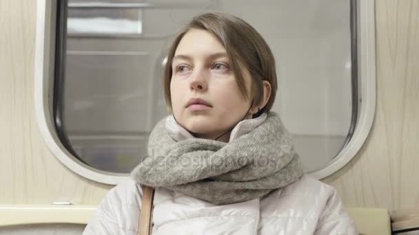 Ung kvinna går med tåg och lyssna på musik — Stockvideo