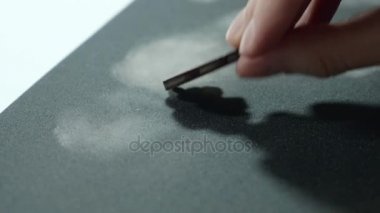 Bir sanatçı zımpara üzerinde ahşap el sanatları biler