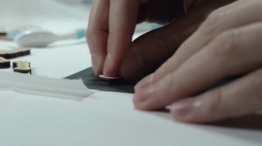 Bir sanatçı zımpara üzerinde ahşap el sanatları biler