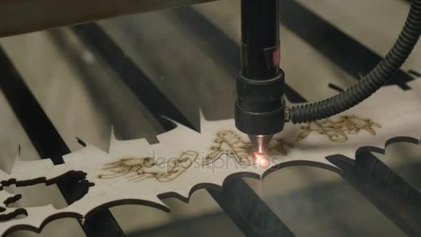 Laser memotong kayu — Stok Video