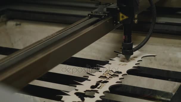 Lasergravur auf Holz — Stockvideo