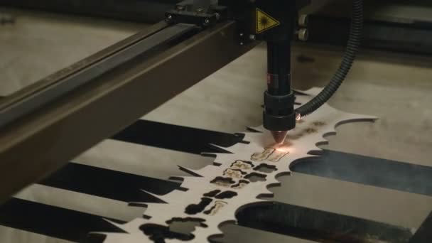 Laserschneiden auf Holz — Stockvideo