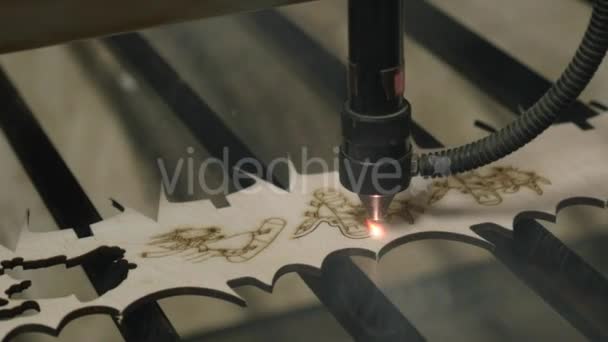 Taglio laser su legno — Video Stock