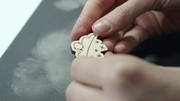 Un artista mira artesanía de madera molida en papel de lija — Vídeos de Stock