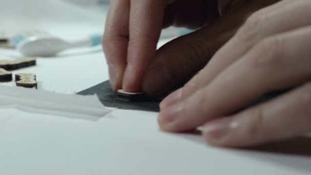 Художник шлифует деревянные изделия на наждачной бумаге — стоковое видео