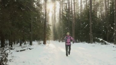 Genç kız komik kış ormanda yürür