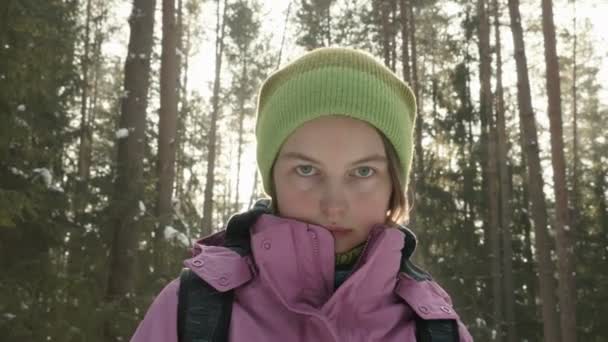 Chica joven en el bosque de invierno — Vídeos de Stock