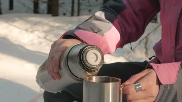 Jong meisje giet thee uit een thermos in een mok — Stockvideo