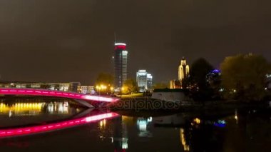 Gece Minsk şehir merkezinde. Zaman atlamalı çekimde atış