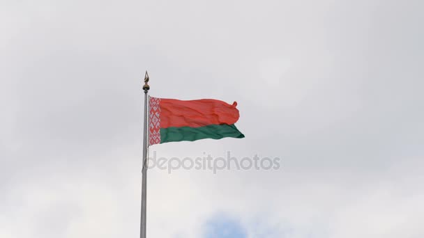 Прапор Білорусі махає крилами на вітрі - slowmotion 60 кадрів в секунду — стокове відео