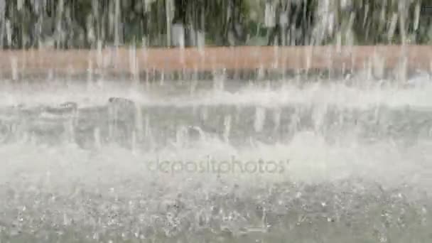 Gotas de agua en la fuente - cámara lenta 60 fps — Vídeos de Stock