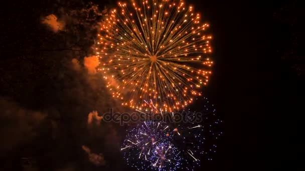 Fogos de artifício na cidade, dia da Vitória - câmera lenta 60 fps — Vídeo de Stock