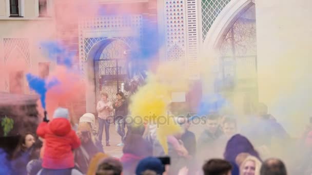 Minsk, Bělorusko - květen 2017: Festival barevné kouře, vzepjatý 180 fps, květen 2017. — Stock video