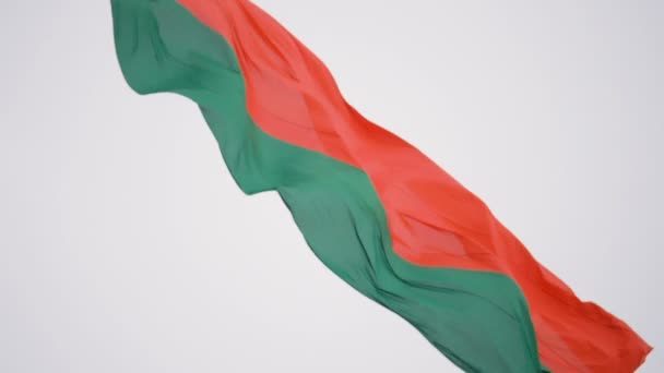 Флаг Беларуси развевается на ветру - замедление 180 кадров в секунду — стоковое видео