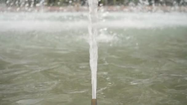 Капли воды в фонтане - замедление 180 кадров в секунду — стоковое видео