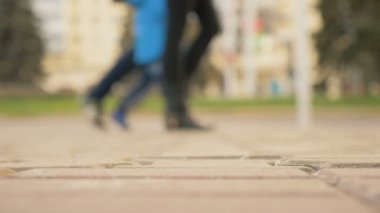 İnsanlar şehrin - slowmotion sokakta yürürken, insanlar 180 fps