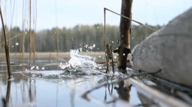 Nehir - slowmotion elinden koni damla su sıçrama 180 fps