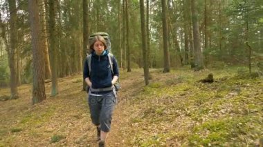 Turist kadın manzarayı rainforest - kamera çekim uçan için sırt çantası ile